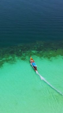 Tayland, Trang 'daki Koh Kradan adasının havadan görüntüsü. Yaz boyunca uzun kuyruklu tekneleri, mercan resifleri ve turkuaz renkli okyanusları olan tropikal bir sahil.