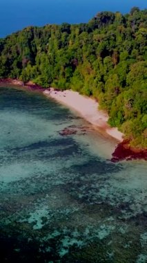 Tayland, Trang 'daki Koh Kradan adasının havadan görüntüsü. Yaz boyunca uzun kuyruklu tekneleri, mercan resifleri ve turkuaz renkli okyanusları olan tropikal bir sahil.