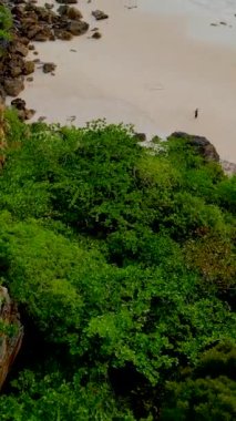 Trang, Tayland 'daki Koh Kradan adasındaki günbatımı kumsalında hava manzarası. Yaz boyunca mercan resifi ve turkuaz renkli okyanusu olan tropik plaj.