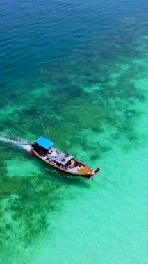 Tayland, Trang 'daki Koh Kradan adası manzarası. Yaz boyunca mercan resifi ve turkuaz renkli okyanusu olan tropik plaj.