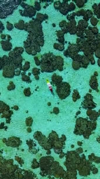 タイのトラン島のコ クラダン島の眺め 夏の間 サンゴ礁とターコイズブルーの海を持つ熱帯ビーチ — ストック動画