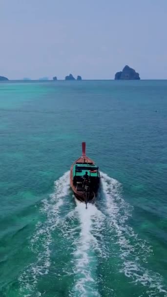 Σκάφος Longtail Στο Νησί Koh Kradan Στο Trang Της Ταϊλάνδης — Αρχείο Βίντεο
