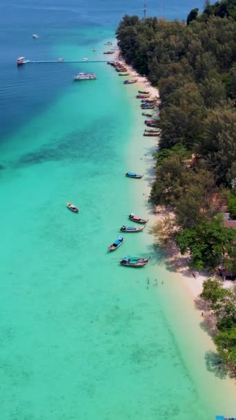 位于泰国Trang的Koh Kradan岛的长尾船 夏季有珊瑚礁和草屋色海洋的热带海滩 — 图库视频影像