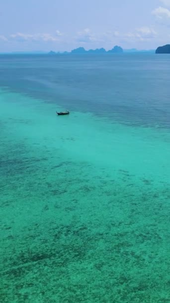 Tropical Παραλία Κοραλλιογενή Ύφαλο Και Turqouse Χρωματιστό Ωκεανό Κατά Διάρκεια — Αρχείο Βίντεο