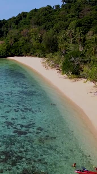 Тропічний Пляж Кораловим Рифом Туркузою Забарвлений Океан Влітку Острів Кох — стокове відео
