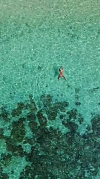 Азиатские Женщины Плавающие Коралловом Рифе Высоты Птичьего Полета Наблюдают Остров — стоковое видео