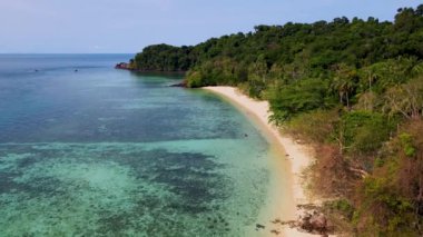 Tayland, Trang 'daki Koh Kradan adasının havadan görüntüsü. Yaz boyunca mercan resifi ve turkuaz renkli okyanusu olan tropik plaj.