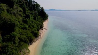 Tayland, Trang 'daki Koh Kradan adasının havadan görüntüsü. Yaz boyunca mercan resifi ve turkuaz renkli okyanusu olan tropik plaj.