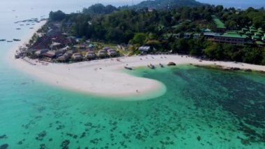 Yazın güneşli bir günde Koh Lipe Tayland 'da, Koh Lipe Tayland' ın mercan kayalığındaki bir kumsalda yürüyüş yapan bir çift erkek ve kadın.