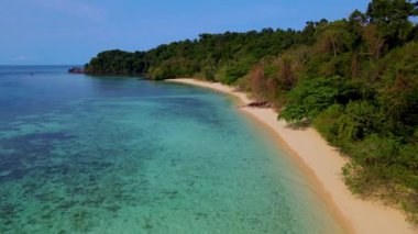 Tayland, Trang 'daki Koh Kradan adasının insansız hava aracı görüntüsü. Yaz boyunca mercan resifi ve turkuaz renkli okyanusu olan tropik plaj.
