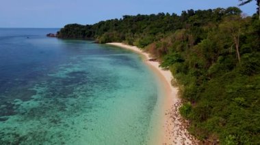 Tayland, Trang 'daki Koh Kradan adasının insansız hava aracı görüntüsü. Yaz boyunca mercan resifi ve turkuaz renkli okyanusu olan tropik plaj.