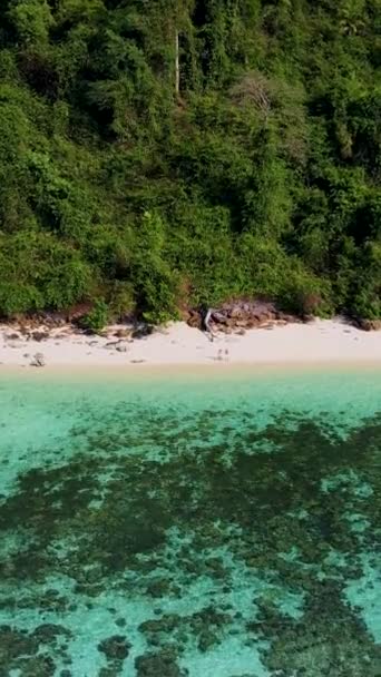 Pár Nyaralni Koh Kradan Sziget Trang Thaiföld Trópusi Strand Korallzátonnyal — Stock videók