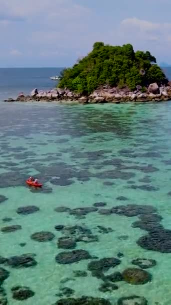 Mensen Kajakken Oceaan Van Koh Lipe Thailand Een Paar Mannen — Stockvideo