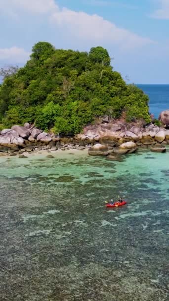 Pessoas Caiaque Oceano Koh Lipe Tailândia Par Homens Mulheres Caiaque — Vídeo de Stock