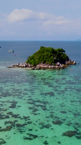 晴れた日にはタイのリペ島の海でカヤックをする人もいれば リペ島のサンゴ礁でカヤックをする男女もいます — ストック動画