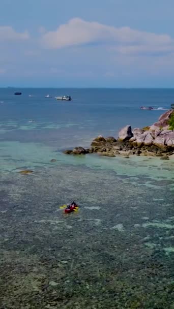 Люди Плавают Байдарках Океане Липе Koh Lipe Thailand Пара Мужчин — стоковое видео