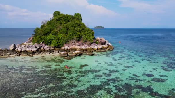 Kajakarstwo Oceanie Koh Lipe Tajlandia Para Mężczyzn Kobiet Kajaku Rafie — Wideo stockowe