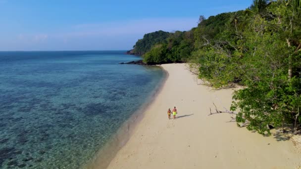 Мужчина Женщина Идущие Пляжу Острова Крадан Чанге Таиланд Пляж Коралловым — стоковое видео