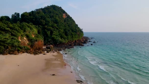 Pár Mužů Žen Procházky Pláži Tropického Ostrova Koh Kradan Trang — Stock video