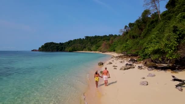 Par Hombres Mujeres Caminando Por Playa Isla Tropical Koh Kradan — Vídeos de Stock