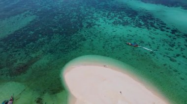 Yazın güneşli bir günde Koh Lipe Tayland 'da, Koh Lipe Tayland' ın mercan kayalığındaki bir kumsalda yürüyüş yapan bir çift erkek ve kadın.