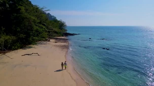 Egy Pár Férfi Nyaralni Koh Kradan Szigeten Trang Thaiföld Trópusi — Stock videók