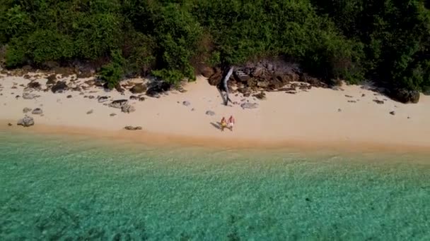 Пара Чоловіків Жінок Відпустці Острові Кох Крадан Тран Таїланд Тропічний — стокове відео