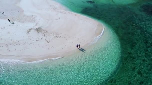 Néhány Férfi Nyaralni Koh Lipe Thaiföldön Séta Homokparton Óceánban Korallzátony — Stock videók
