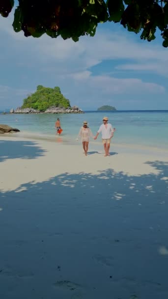 Ein Paar Männer Und Frauen Urlaub Auf Koh Lipe Thailand — Stockvideo