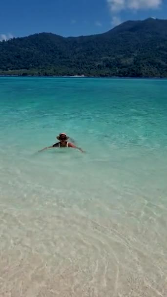Nők Nyaralni Koh Lipe Thaiföld Séta Homokparton Óceánban Korallzátony Koh — Stock videók