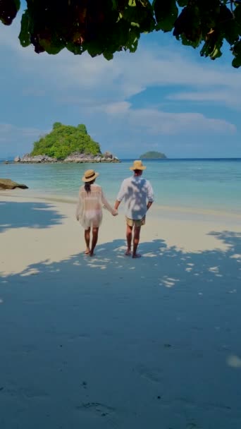 Pár Mužů Žen Dovolené Koh Lipe Thajsko Chůze Pláži Koh — Stock video