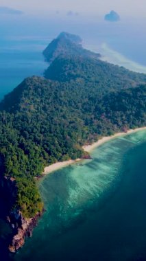 Tayland, Trang 'daki Koh Kradan adasının insansız hava aracı görüntüsü. Yaz boyunca mercan resifi ve turkuaz renkli okyanusu olan tropik plaj.