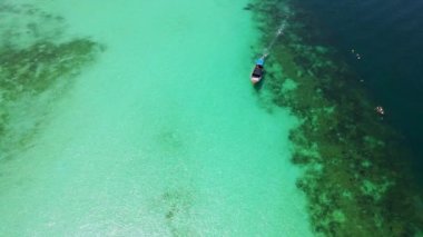Tayland, Trang 'daki Koh Kradan adasının insansız hava aracı görüntüsü. Yazın mavi okyanusta uzun kuyruklu teknelerle mercan resifi ve turkuaz renkli okyanusu olan tropik bir sahil.