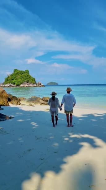 타이에서 휴가를 보내고 여름날 아침에 바다에 해변의 모래톱을 — 비디오