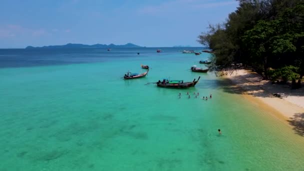 泰国Trang的Koh Kradan岛的无人机图像 热带海滩上有珊瑚礁和草屋色的海洋 蓝海上有长尾船 — 图库视频影像