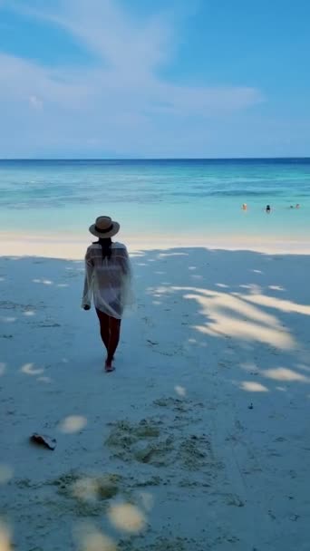 Några Män Och Kvinnor Semester Koh Lipe Thailand Promenader Stranden — Stockvideo