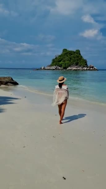Жінки Відпустці Ліпе Таїланд Гуляють Піщаному Березі Океані Біля Коралового — стокове відео