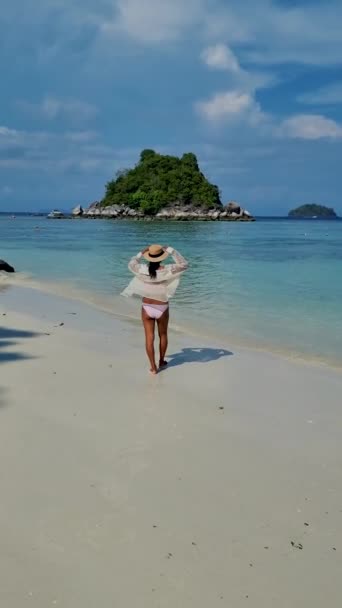 Donne Vacanza Koh Lipe Thailandia Piedi Banco Sabbia Nell Oceano — Video Stock