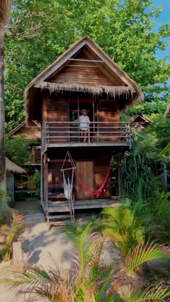 Kobiety Przed Drewnianym Domkiem Plaży Tropikalnej Wyspie — Wideo stockowe