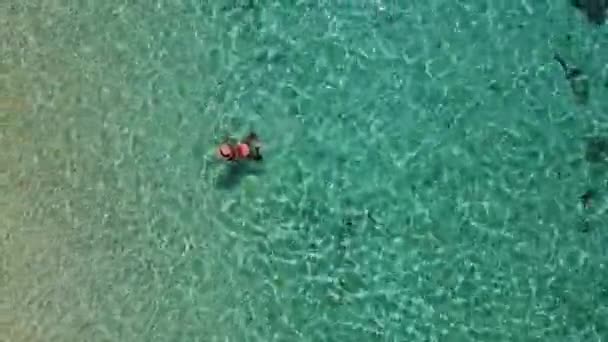 Aziatische Vrouwen Zwemmen Een Koraalrif Luchtfoto Van Koh Kradan Eiland — Stockvideo