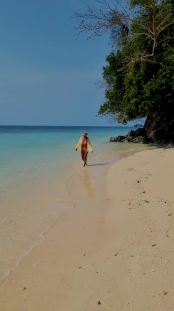 タイのトラン島のKoh Kradan島のビーチでアジアの女性 サンゴ礁とターコイズブルーの海のドローンビューを持つ熱帯ビーチ — ストック動画