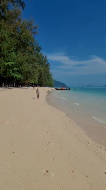 Mulheres Asiáticas Praia Ilha Koh Kradan Trang Tailândia Praia Tropical — Vídeo de Stock
