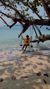 Tayland Trang 'daki Koh Kradan Adası tropikal plajı. Koh Kradan Adası sahilindeki Asyalı kadınlar
