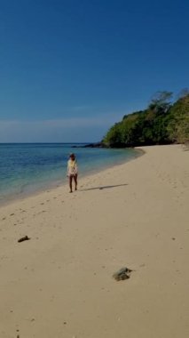 Tayland Trang 'daki Koh Kradan Adası tropikal plajı. Koh Kradan Adası sahilindeki Asyalı kadınlar