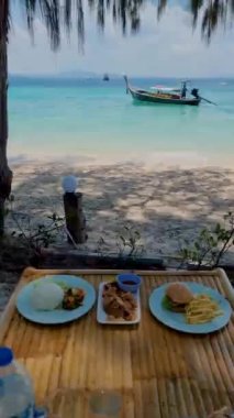 Sahilde Tayland yemeği, patates kızartmalı hamburger, Tayland Trang 'da Koh Kradan Adası tropik plajı.. 