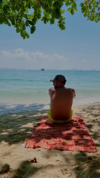 Koh Kradan Island Praia Tropical Tailândia Trang Homens Jovens Relaxando — Vídeo de Stock