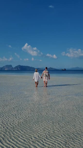 トラン島のKoh Kradan島熱帯ビーチ 干潮時にはコクラダンの海岸を歩いているカップル — ストック動画