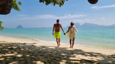 Tayland 'ın Koh Kradan Trang Güney Tayland sahilinde yürüyen bir erkek ve kadın çift. Tayland 'da tatilde olan çift.