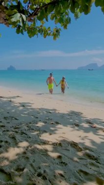 Tayland 'ın Koh Kradan Trang Güney Tayland sahilinde yürüyen bir erkek ve kadın çift. Tayland 'da tatilde olan çift.