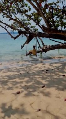 Tayland adası Koh Kradan Trang Güney Tayland sahilinde yürüyen kadınlar. Tayland 'da tatilde olan çift.